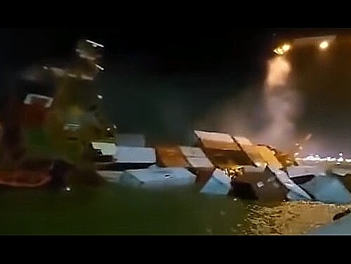 VIDEO: Prevrnuti brod u luci