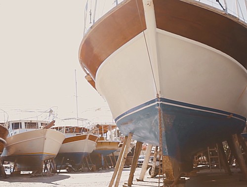 Brod u mirovanju na kopnu