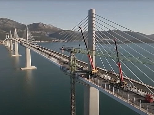 Prvi pogled u unutrašnjost 