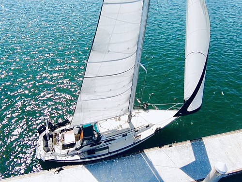 Ulaz u marinu pod jedrima