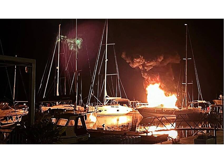 Gorjela jahta u Jadranovu