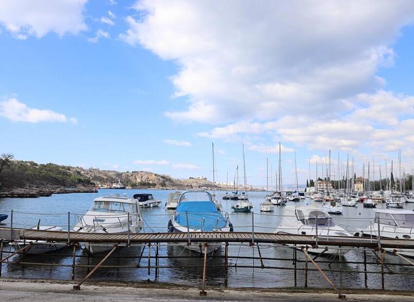 Pontoni u luci Omišalj