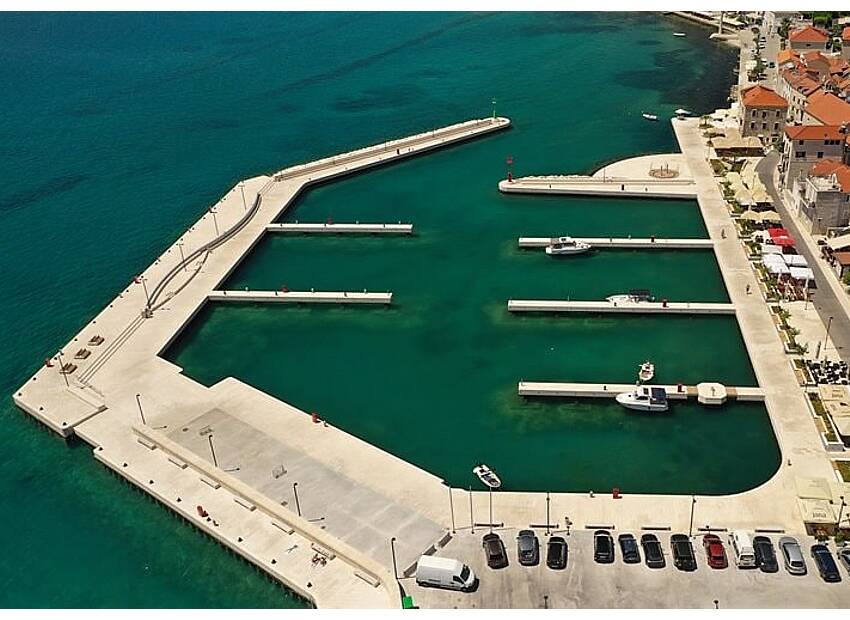 Komunalni vezovi u Kaštel Starom