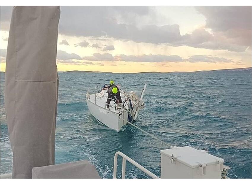 Spašena jedrilica sa slomljenim jarbolom