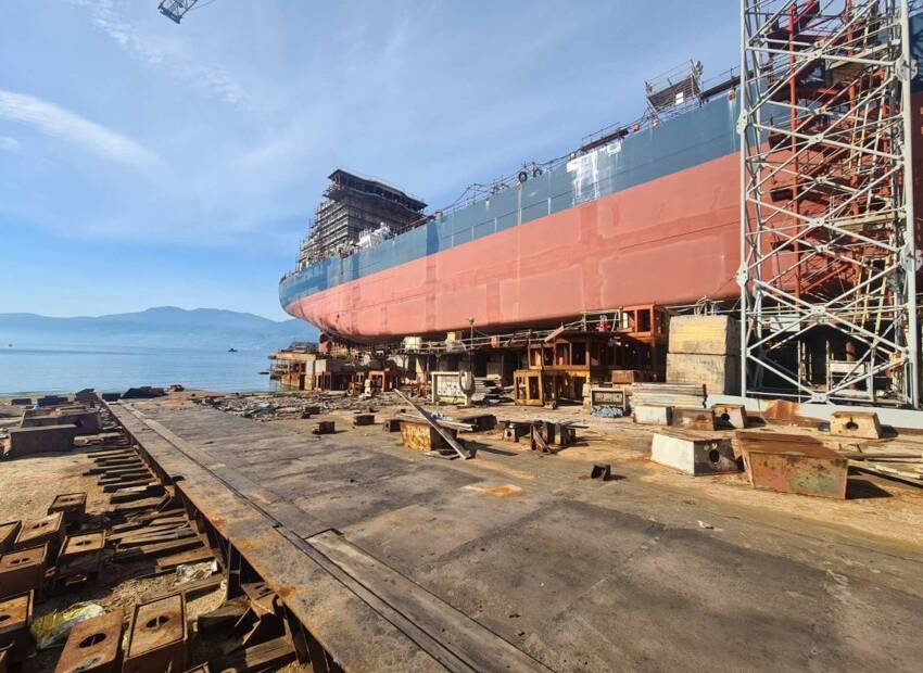 Porinuće novogradnje br. 527