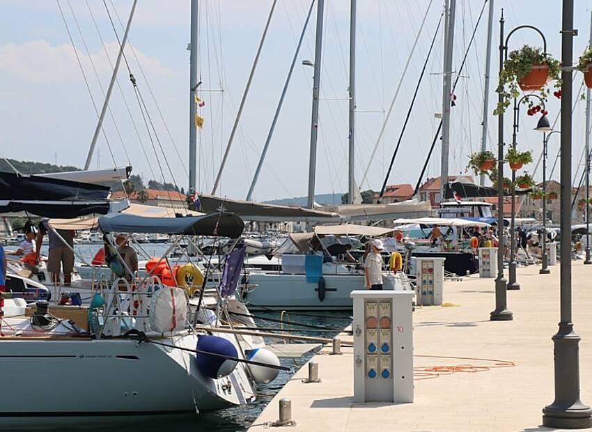 Uskrs svakoga porta za brodove i ljude