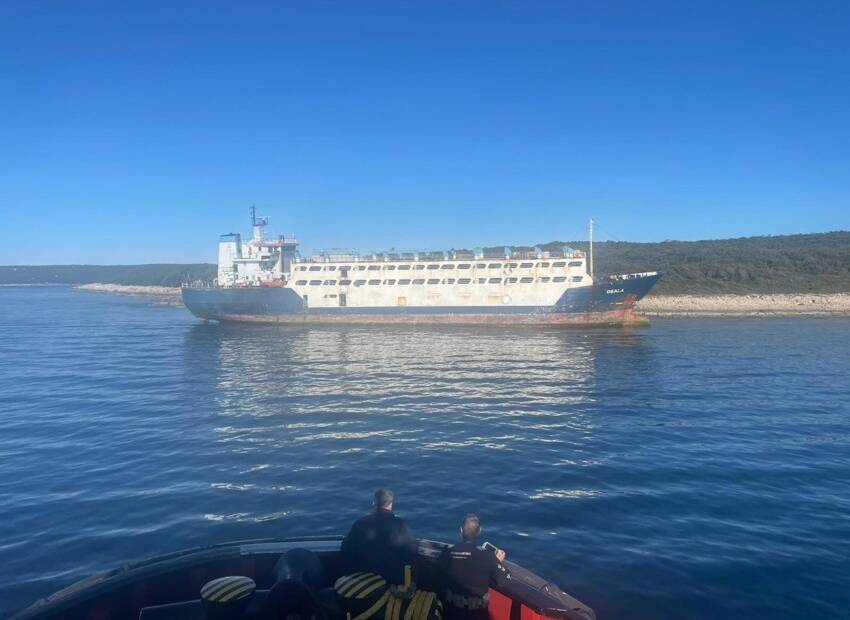 Nasukanje broda kod ulaza u luku Rašu