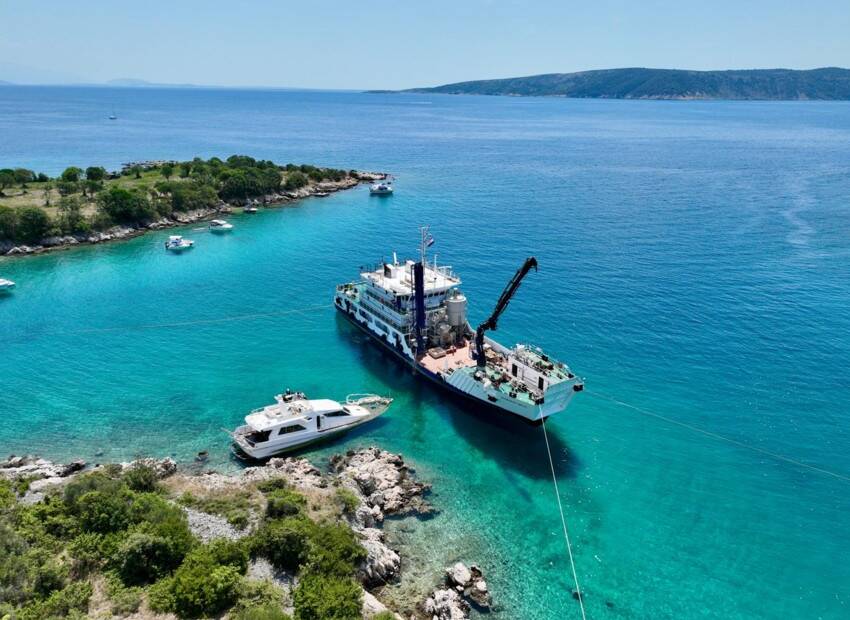 Uklonjena nasukana jahta