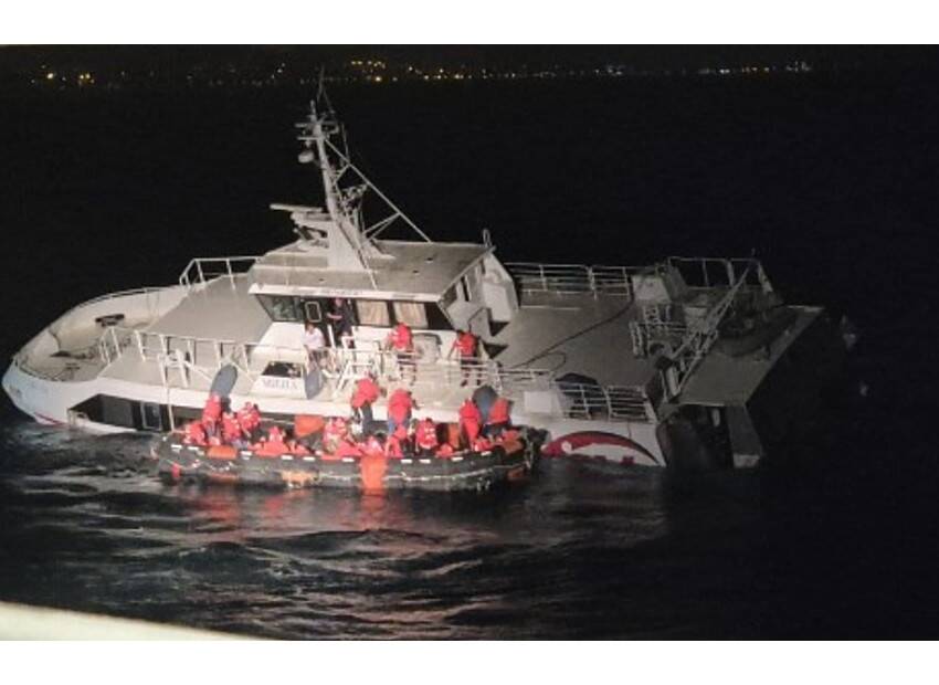 Spašeni svi putnici s tonućeg katamarana kod Zadra