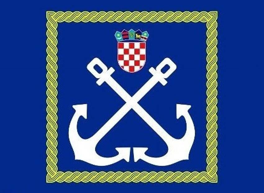 Brodica nasukana na obalu lučice Matejuška nakon udara u obalu