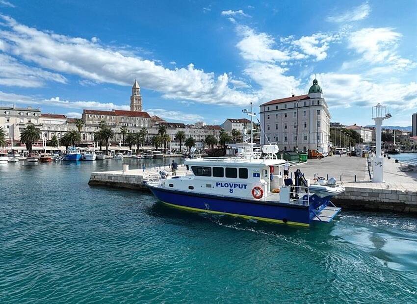 Primopredaja nove brze brodice za Plovput