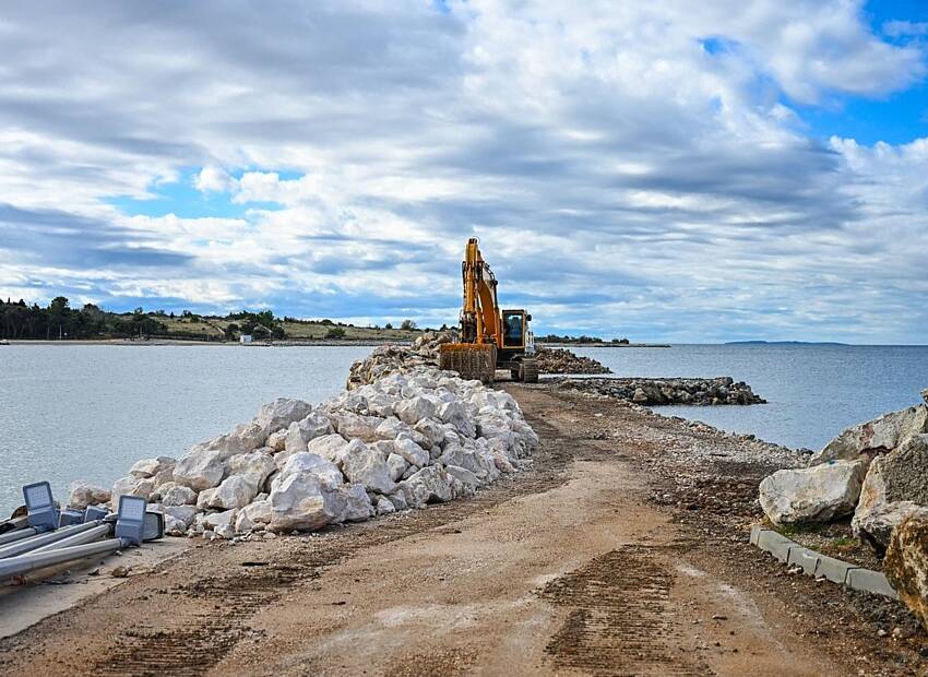 Radovi u luci Novalja