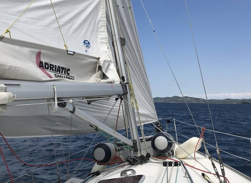 Kako zaustaviti jedrilicu bez sidra ili motora