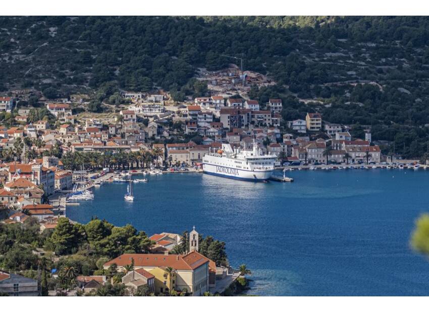 Nova sezonska brzobrodska linija Split – Bol – Hvar – Vis