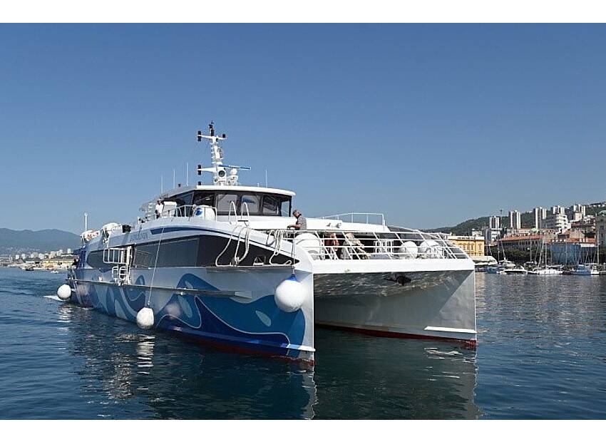 Jadrolinija prodaje dva katamarana