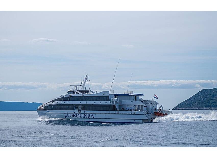 Veći trajektni promet putnika i vozila u 2025. godini