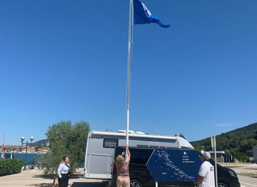 Plava zastava u marini Cres
